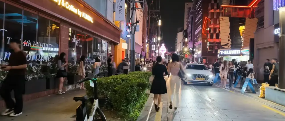 압구정 클럽 코드 라운지 플로어 현장 분위기 1