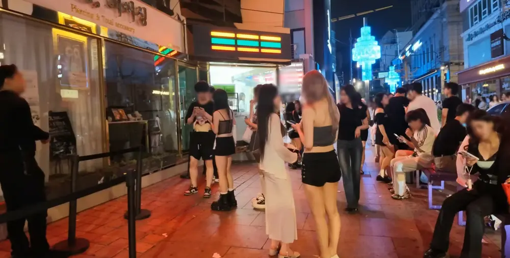 압구정 라운지 코드 DJ 부스와 사람들 2